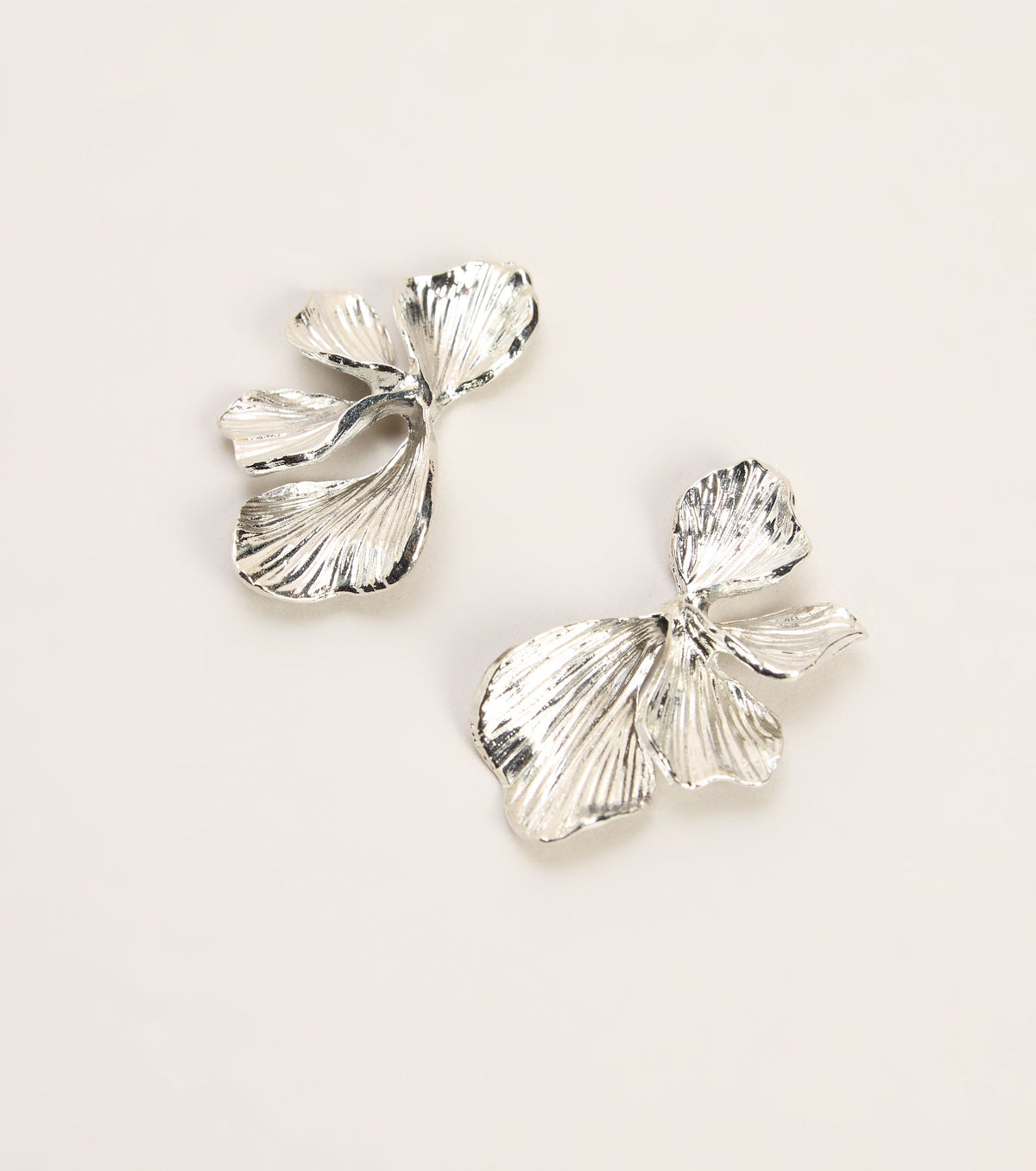 Falling For You Leaf Earrings